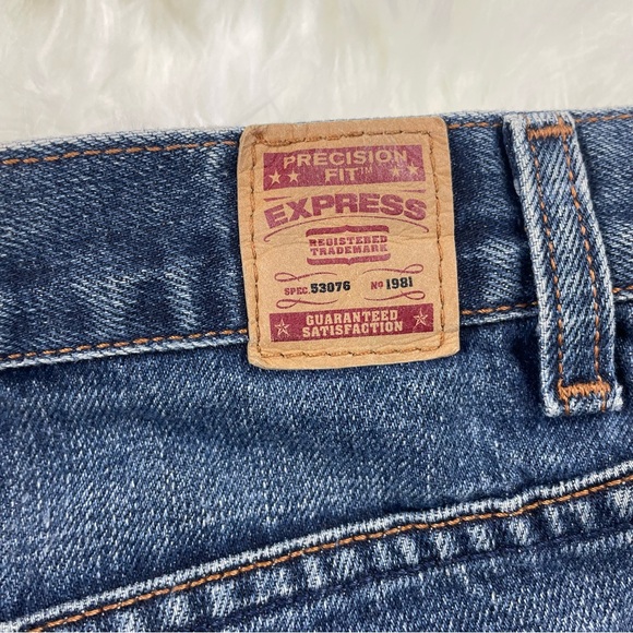 🔥Vtg EXPRESS Distressed Frayed Hem Jean Shorts High Waist Mid Wash Denim 3/4 - Picture 9 of 16